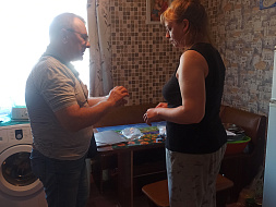 В домах многодетных семей Клетнянского района безвозмездно установили автономные дымовые пожарные извещатели (АДПИ)